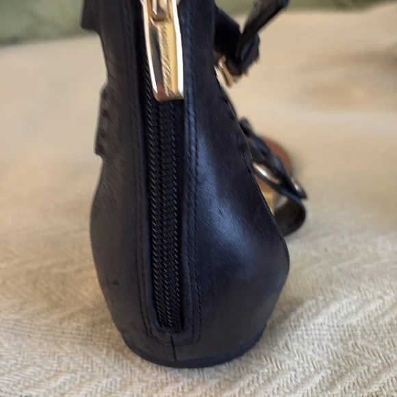 Vince Camuto black buckle sandals. 10 - Picture 3 of 7